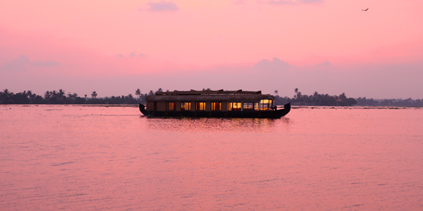 Ultra Luxury Houseboat Clove