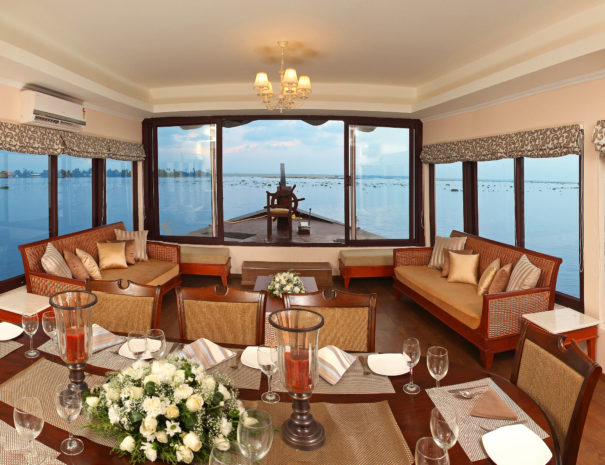 Ultra Luxury Houseboat Clove