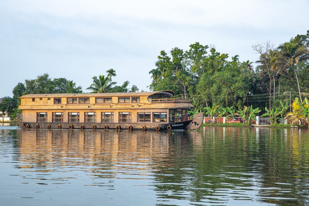 Luxury Houseboat Packages with Spice Routes