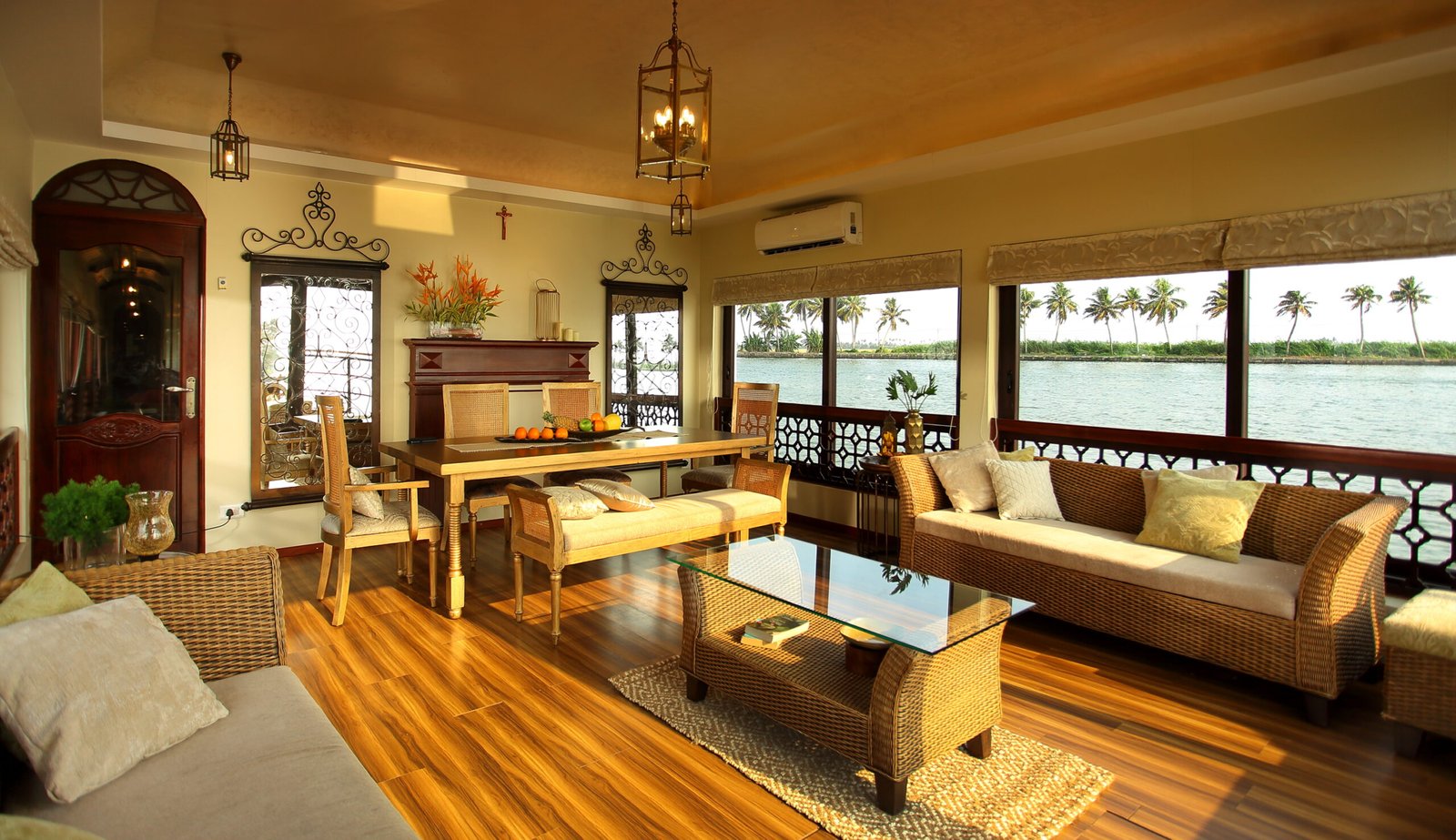 alleppey houseboat interior